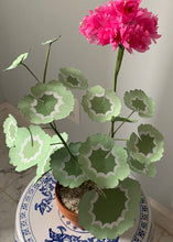Load image into Gallery viewer, Paper Geranium - Medium select your colors
